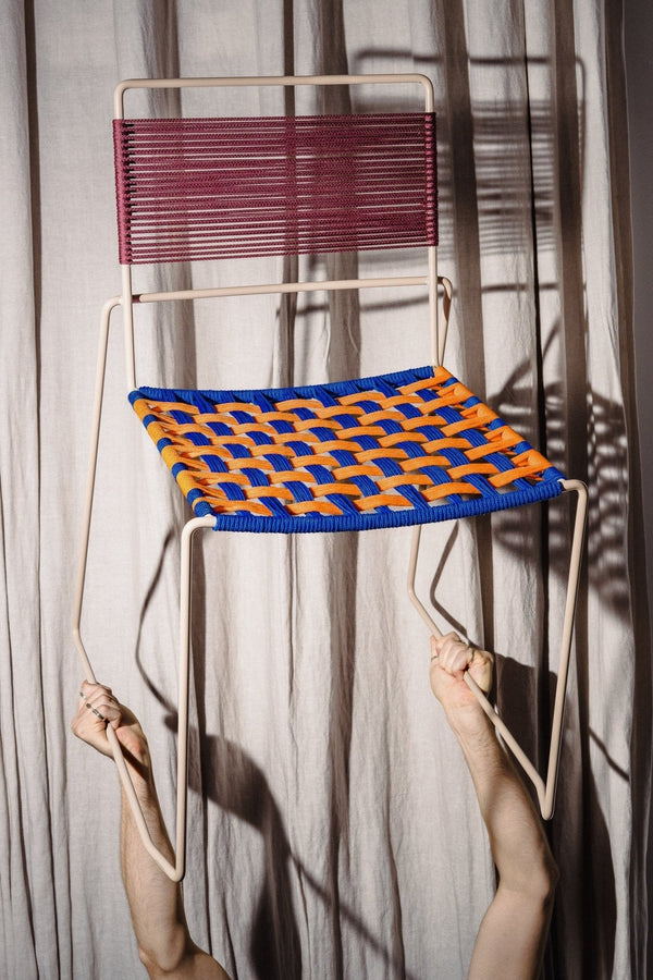 Love is in the Chair! Mit dem neuen „Filo“-Sessel (be)knüpft Anna Zimm zarte Bande mit Klemens Schillinger