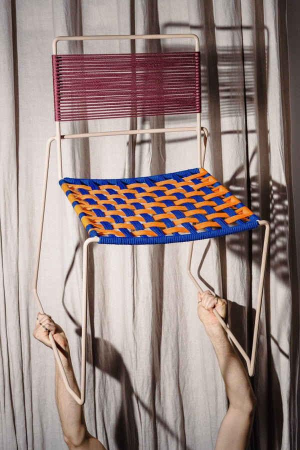 Love is in the Chair! Mit dem neuen „Filo“-Sessel (be)knüpft Anna Zimm zarte Bande mit Klemens Schillinger