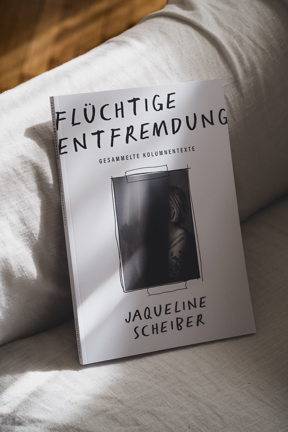 „Flüchtige Entfremdung — Kolumnentexte“ Jaqueline Scheiber – diesellerie.com